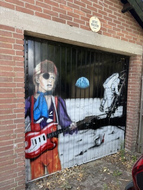 DAVID BOWIE MURAL ON GARAGE DOOR.